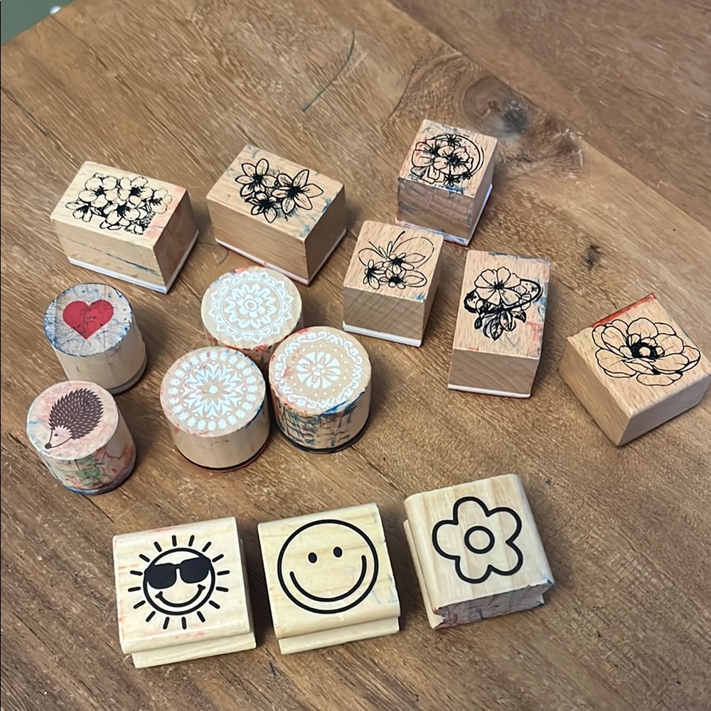 🌺 Wooden Stamp Set with Floral & Smiley Designs